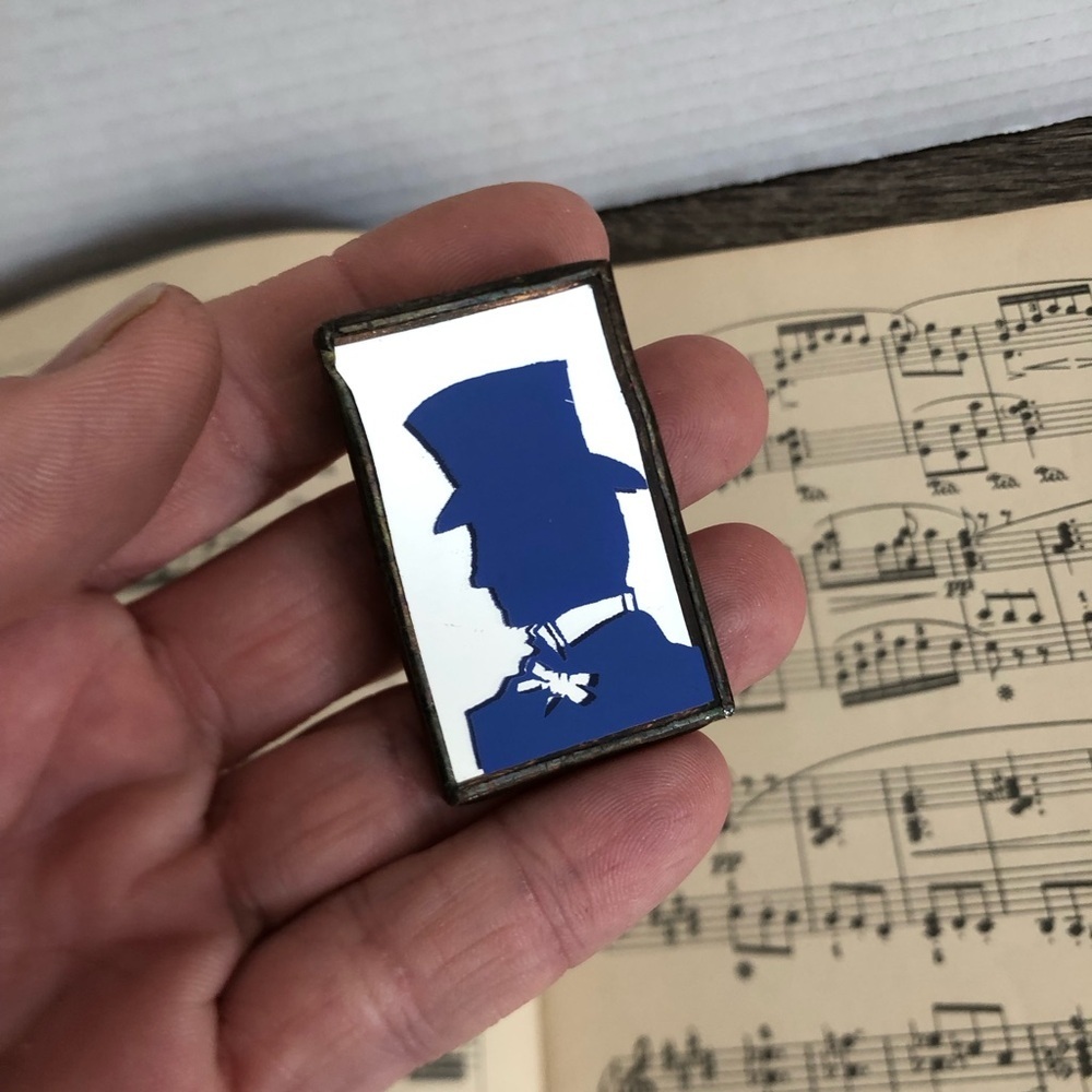Handmade Vinyl Print Silhouette Mirror Brooch - Picture 9 of 9
